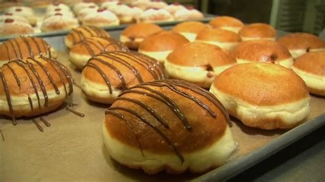 Neighborhood Eats: Breads Bakery talks Hanukkah favorites like Sufganiyot, Babka - ABC7 New York