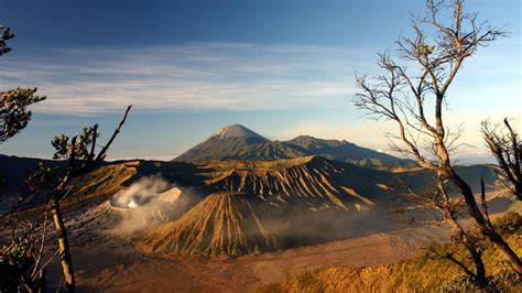 Bromo, gunung berapi yang masih aktif antara tarikan pelancongan di ...