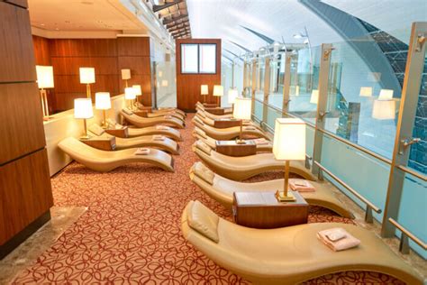 Emirates Business Class Lounge Dubai: Here's Everything You Need to ...