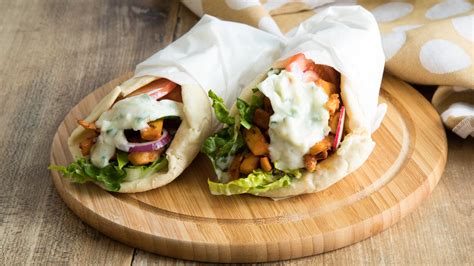 Vegane Gyros-Pita mit Tzatziki, Radieschen und Gurke