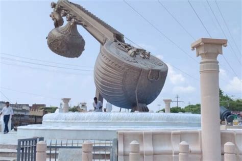 Lata Mangeshkar Chowk Unveiled in Ayodhya with 40-Foot Veena, 7 Pillars ...