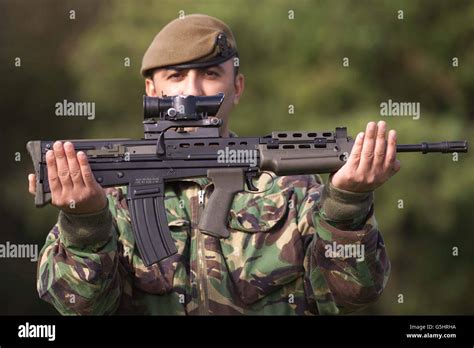 Assault rifle sa80 hi-res stock photography and images - Alamy