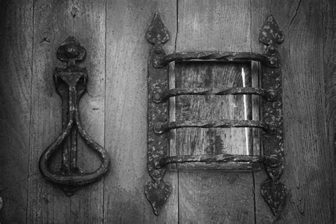 3840x2560 / antique, architecture, dark, design, dirty, door, entrance, gold, handle, iron, knob ...