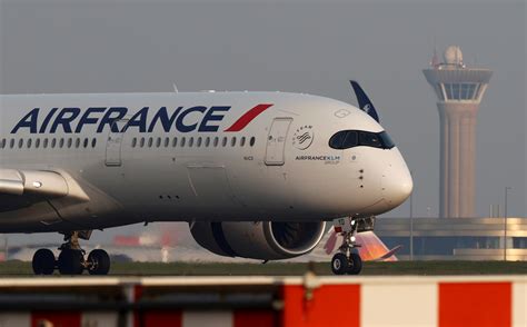 Air France cancels flights as Russia withholds clearance | Reuters