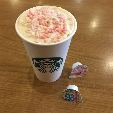 Sakura Latte bough in Starbucks Tokyo - Creative Commons Bilder