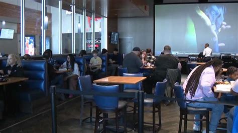 Dozens hop to Marcus Theatres for Easter brunch 🐰 | FOX6 Milwaukee