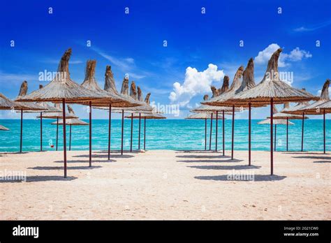 Straw beach umbrellas hi-res stock photography and images - Alamy