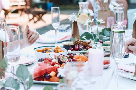 10 Steps to Creating the Perfect Dinner Party [+Trends & Examples]