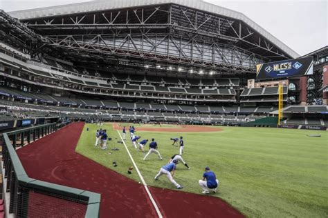 Roof at Globe Life Field closed tonight for Game 3 of the World Series