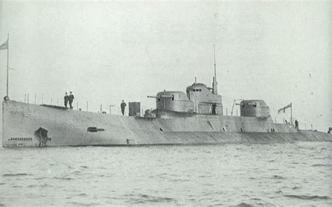 The experimental cruiser submarine HMS X1, armed with 4 x 5.2" guns ...