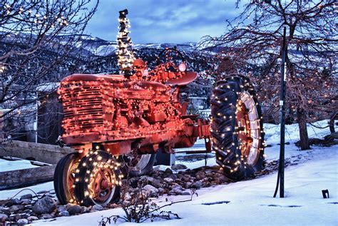 Tractor With Christmas Lights | Noconexpress