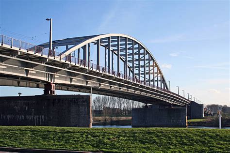 Arnhem Brug afbeeldingen, beelden en stockfoto's - iStock