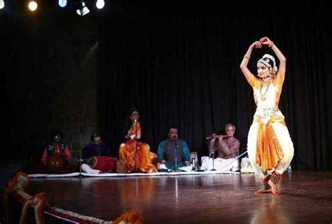 A young disciple’s Bharatanatyam performance for her guru Yamini ...