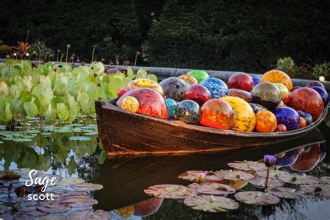 10 facts about Dale Chihuly, the man behind Chihuly glass art like Chihuly bowls, Chihuly ...