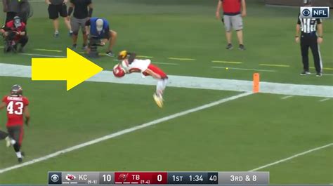 Video: Tyreek Hill flips into end zone on touchdown