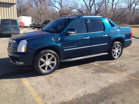 Sell used 2007 Cadillac Escalade EXT Crew Cab 4-Door 6.2L Bermuda Blue ...