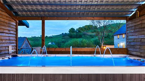 Holiday Cottages Sleeping 22 with a Hot Tub - The Big Cottage Company