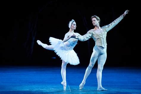 Ballet review: Swan Lake in the round, Royal Albert Hall, London | バレエ写真, ロイヤルバレエ, バレエ