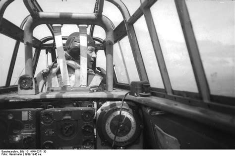 [Photo] View from the gunner seat of a Bf 110 aircraft while the aircraft was in flight over ...