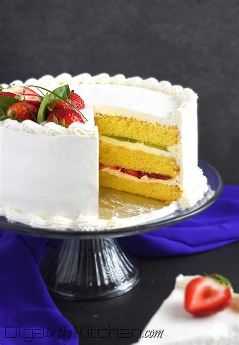 Strawberry Kiwi Cake | Kiwi cake, Strawberry kiwi cake, Sour cream frosting