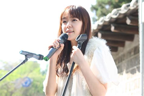 File:Kim Yoon-ah at the 2011 World Fair Trade Day Festival in Korea 094.jpg - Wikimedia Commons