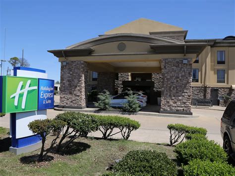 Affordable Hotel in Cleveland, MS | Holiday Inn Express & Suites Cleveland