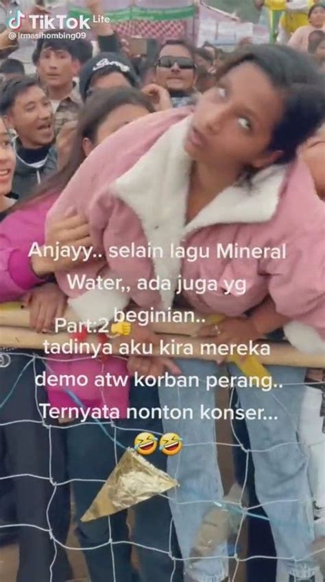 10 Meme Parodi Penonton Konser di Nepal yang Viral