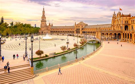 La Plaza de España, un símbolo de la unión de naciones en Sevilla