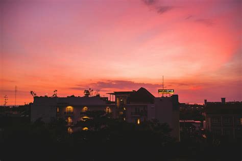 Picturesque pink sunset sky over calm resort town · Free Stock Photo