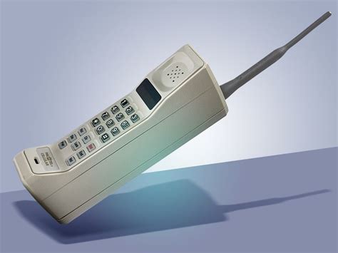 Motorola's ICONIC FIRST PORTABLE Cellphone introduced in 19& | Motorola ...