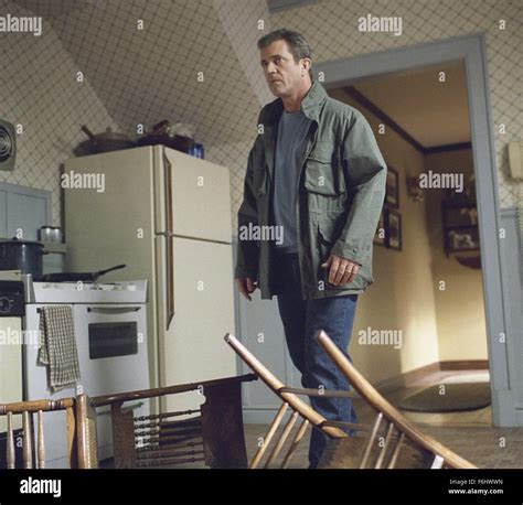 Mel gibson signs 2002 hi-res stock photography and images - Alamy