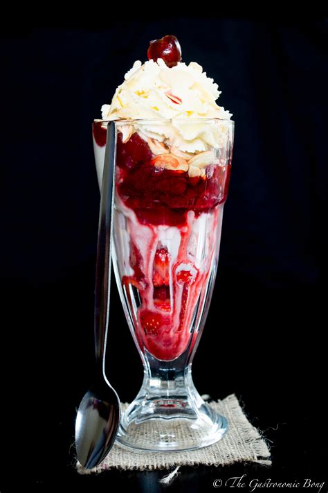 Knickerbocker Glory with Strawberries and Nuts - Gastronomic BONG