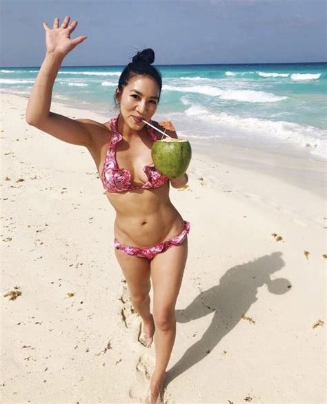 6 Hot Sexy Karen Kwan Bikini Pics