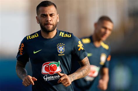 Para Daniel Alves, quem vaia a seleção brasileira, vaia o país