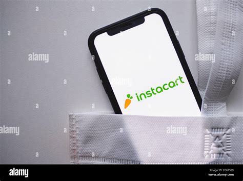 Instacart app logo on the smartphone screen Stock Photo - Alamy