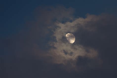 Gibbous Moon during the lunar cycle - Gibbous Moon effects