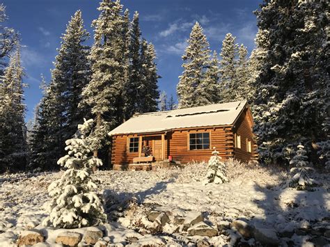 Winter arrived at the cabin. Snowy mountains, Wyoming [OC] : r/CabinPorn