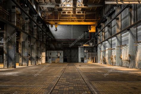 Imágenes: una fabrica antigua | industrial interior de una antigua fábrica — Foto de stock ...