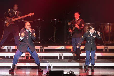 The 82nd Airborne Division Band and Chorus spreads holiday cheer ...