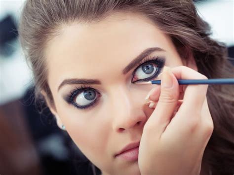 Makeup Tips For Big Eyes - Boldsky.com