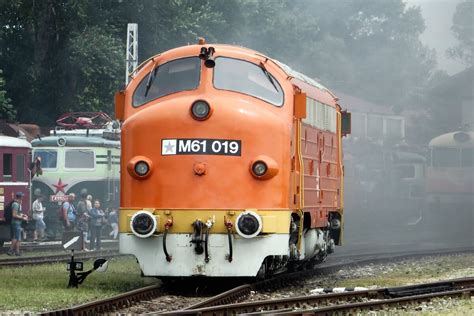 M61-019 macht Qualm während der Lokparade bei RENDEZ-2022 ins Bw Bratislava-Vychod am 25 Juni ...