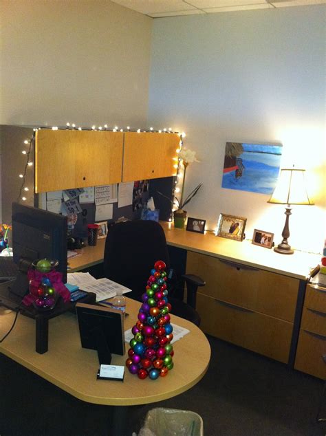 I Am Quirky: Yes, I Decorate My Office for Christmas