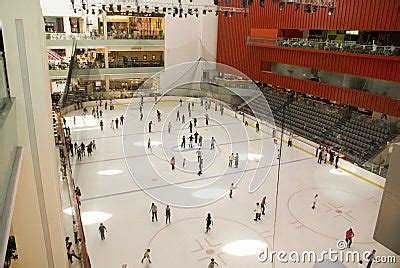 Dubai Mall Ice Rink Editorial Photo - Image: 14718851