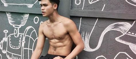 Iñigo Pascual shows abs – Noel Jose