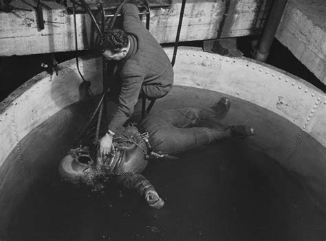 Into The Abyss: 20 Fascinating Vintage Deep Sea Diving Photos