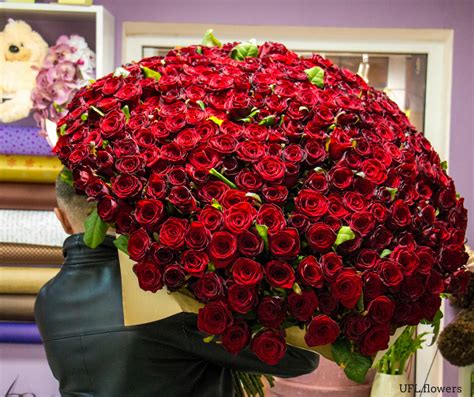 Huge bouquet of roses | Rose bouquet, Bouquet, Red roses