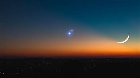 Jupiter and Venus 'kiss' in a stunning planetary conjunction tonight ...