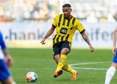 Borussia Dortmund's Manuel Akanji turns down Rennes approach - Get ...