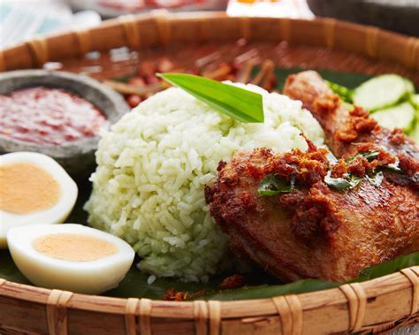 Nasi Lemak Aroma Pandan with Ayam Goreng Berempah - QL Kitchen
