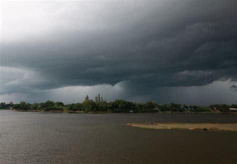 Nimbostratus Clouds 101: Rainmakers of the Sky Decoded